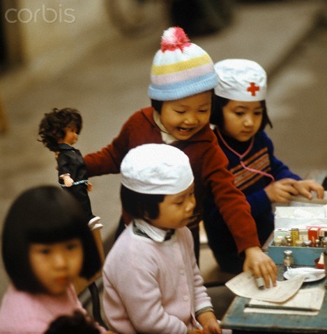 Hà Nội 3.1973. Các bé gái chơi trò "Bác sĩ, bệnh nhân" trong một nhà trẻ thuộc khu vực Nghi Tàm, Hà Nội. Ảnh. © Werner Schulze-dpa-Corbis.